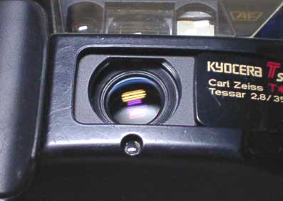 レンズの軸がゆがんだカメラ